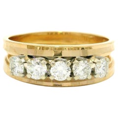Anello a fascia sfaccettato con diamante da 0,55 carati in oro giallo 14k di Vintage Flair Co.
