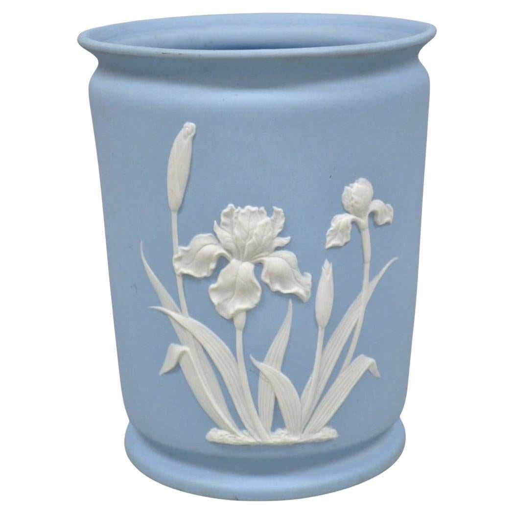 Vaso cachepot floreale d
epoca Flambro Cameo Iris Blue Jasperware Wedgwood in vendita
