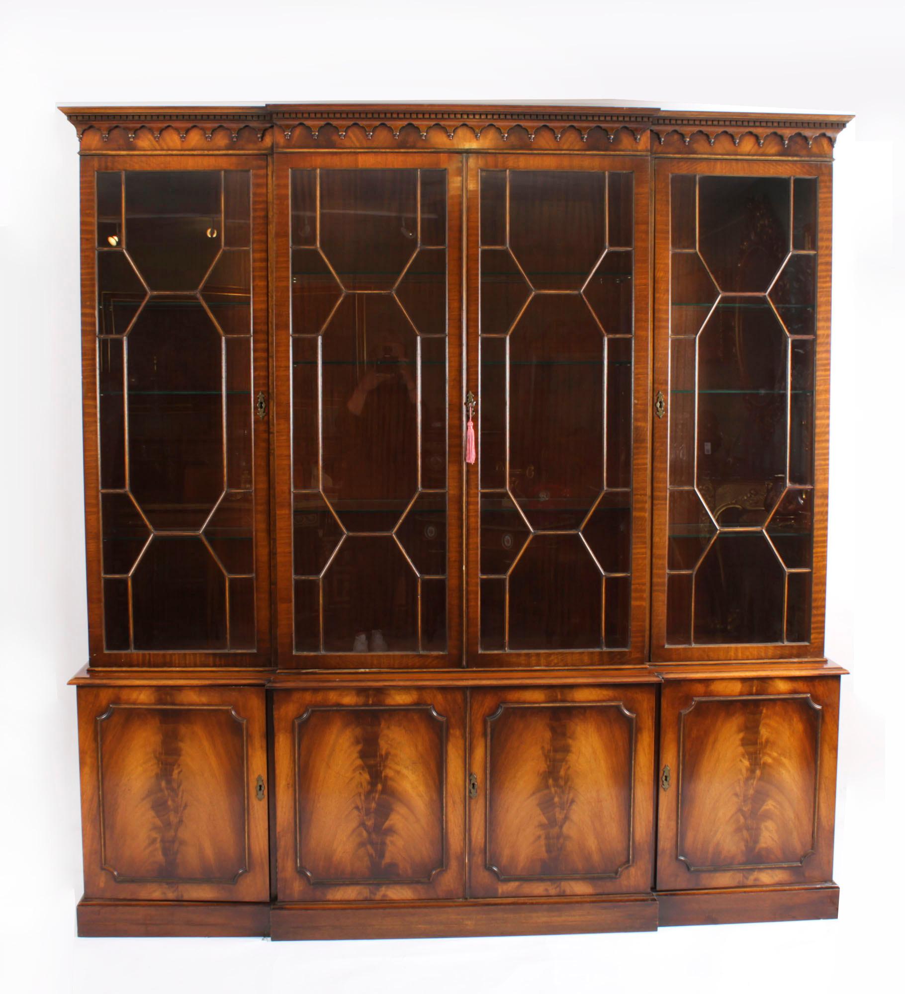 Ravissante bibliothèque / vitrine en acajou flammé de style néo-géorgien, datant du milieu du 20e siècle et portant à l'arrière l'étiquette du célèbre ébéniste du 20e siècle.  Bevan Funnell. Fondée en 1945, elle a reçu à deux reprises le Queen's