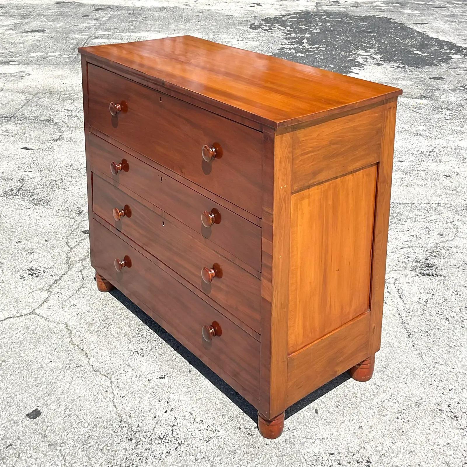 Vieille commode flamboyante en acajou en vente 2