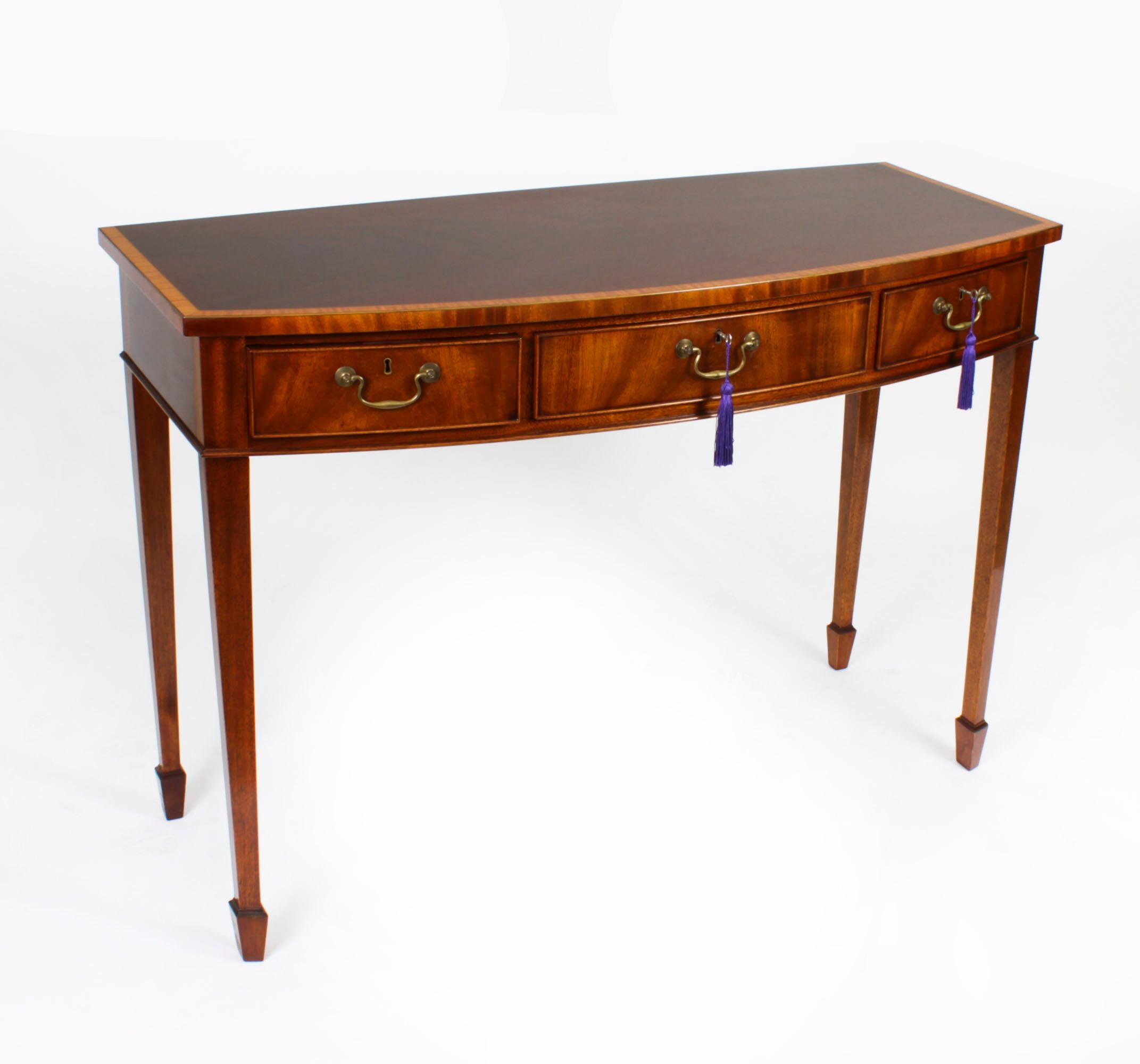 This is a fabulous Vintage Regency Revival bow front console serving table by the master cabinet maker William Tillman, Circa 1980 in date.

It is made of stunning flame mahogany crossbanded in satinwood, fitted with three frieze drawers and