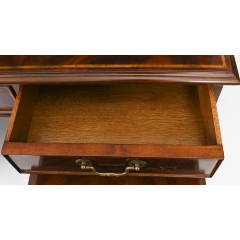 Vintage Flame Mahogany & Crossbanded Pedestal Desk 20th C For Sale 12