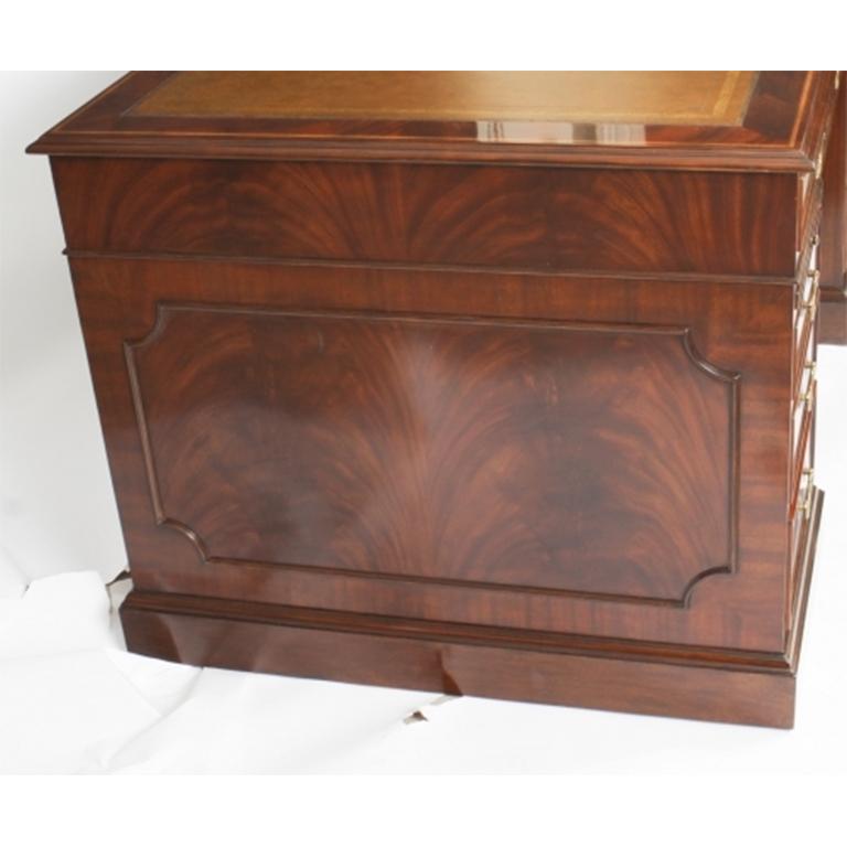 Vintage Flame Mahogany & Crossbanded Pedestal Desk 20th C For Sale 13
