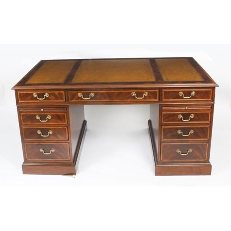 This is an exquisite Victorian Revival crossbanded flame mahogany desk dating from the late 20th Century.
This desk has been beautifully made from flame mahogany by a craftsman, and embellished with attractive inlaid crossbanding around the drawer
