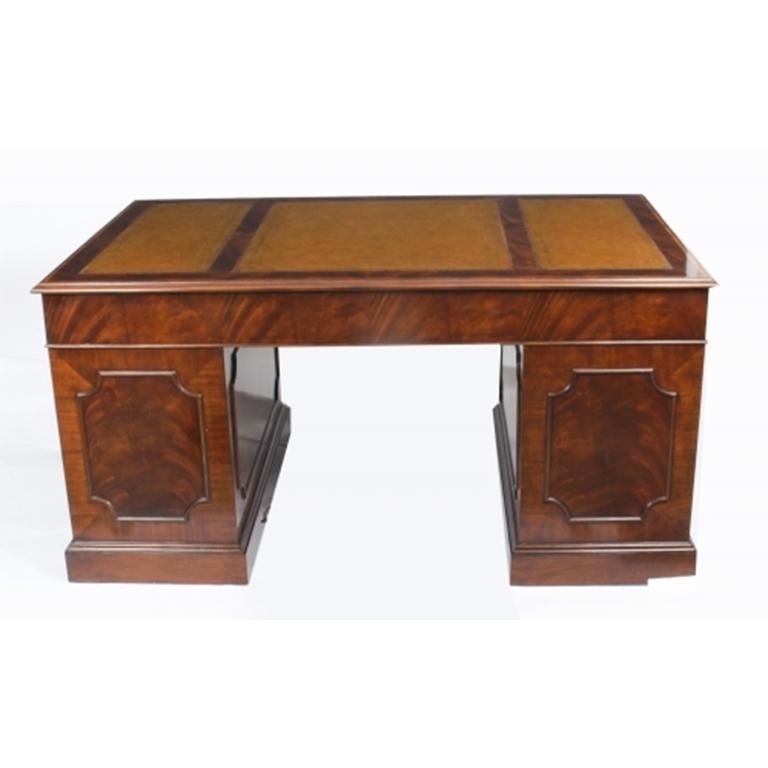 Vintage Flame Mahogany & Crossbanded Pedestal Desk 20th C For Sale 14