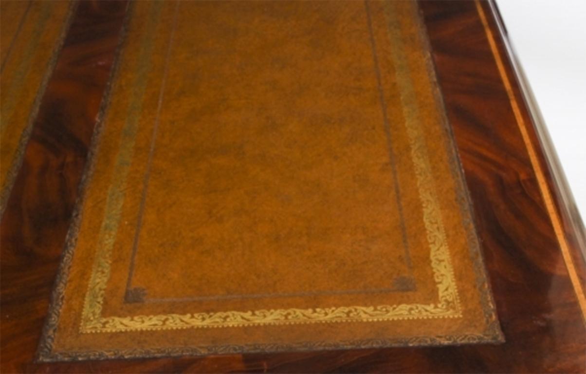 Schreibtisch aus geflammtem Mahagoni mit gekreuzten Bändern, 20. Jahrhundert (Messing) im Angebot