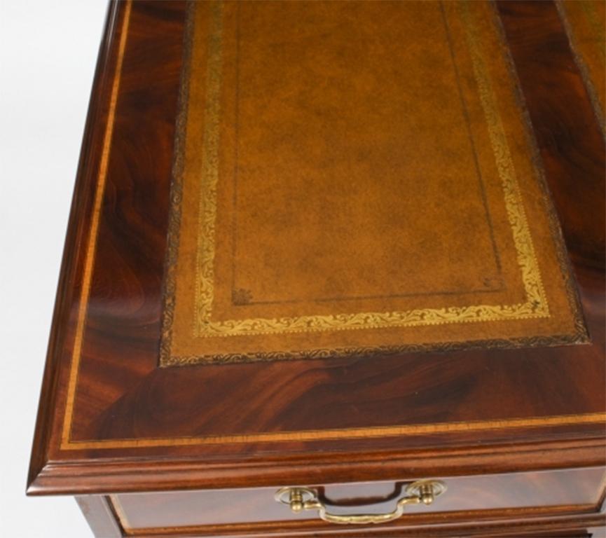 Vintage Flame Mahogany & Crossbanded Pedestal Desk 20th C For Sale 1