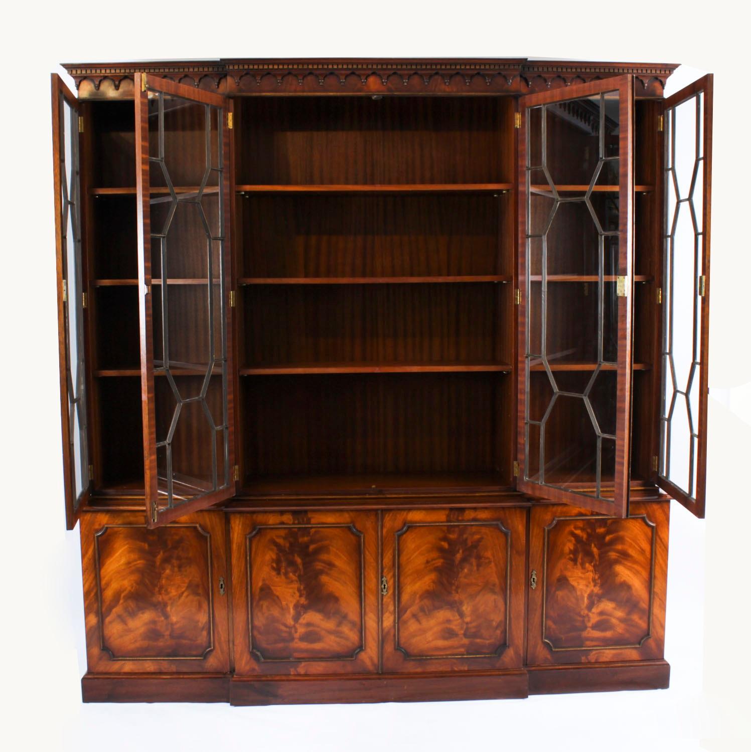 Librería de cuatro puertas de caoba flameada vintage Siglo XX en venta 4