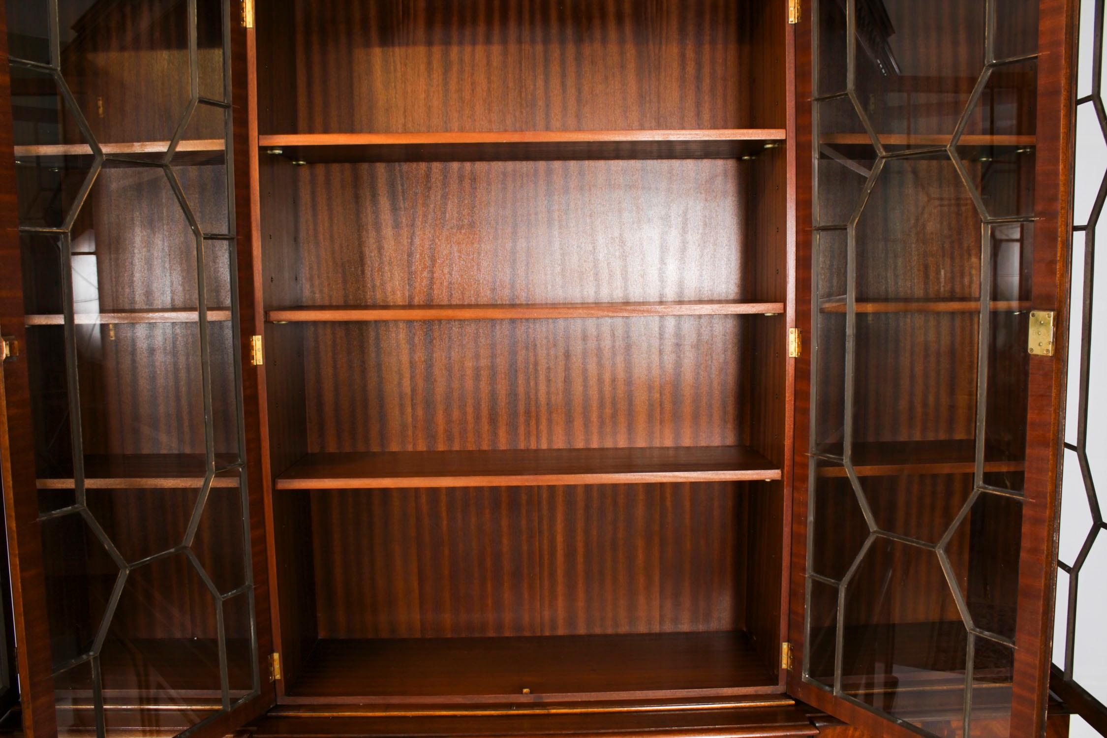 Librería de cuatro puertas de caoba flameada vintage Siglo XX en venta 6