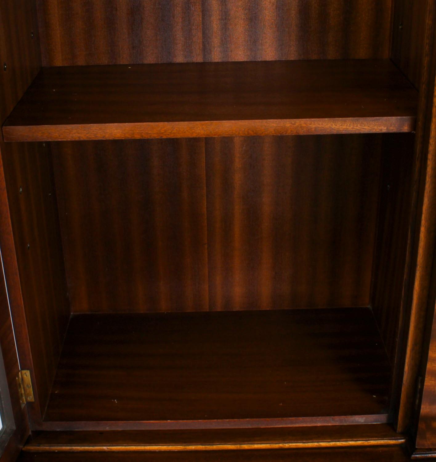 Librería de cuatro puertas de caoba flameada vintage Siglo XX en venta 7