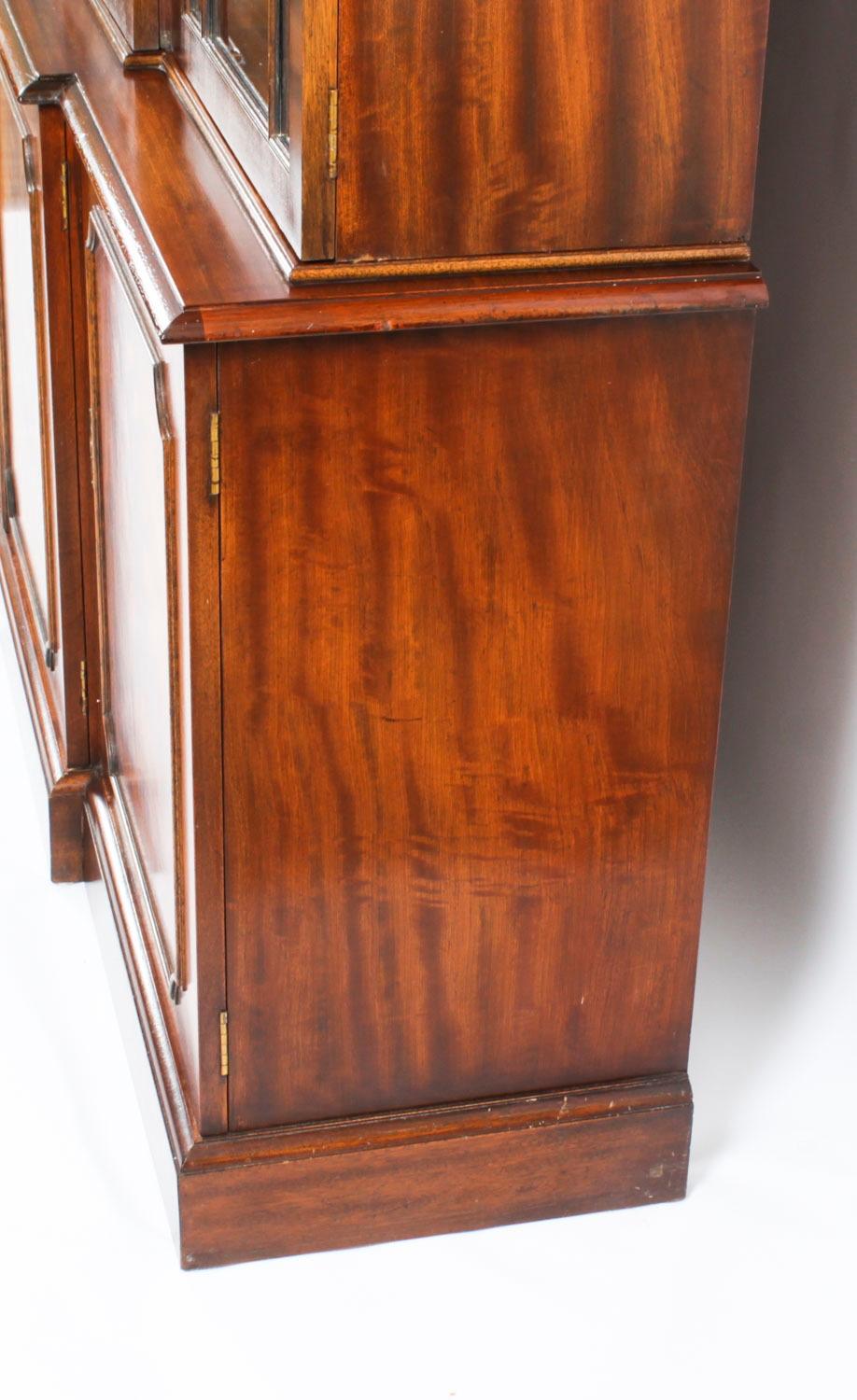 Librería de cuatro puertas de caoba flameada vintage Siglo XX en venta 9