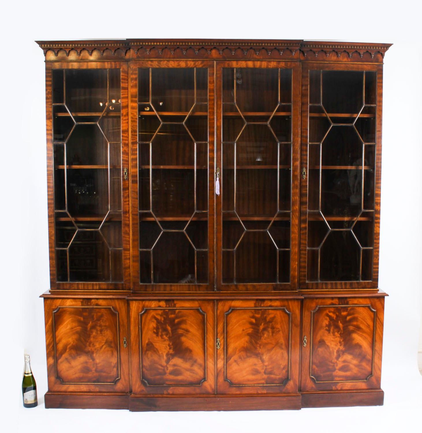 Librería de cuatro puertas de caoba flameada vintage Siglo XX en venta 11
