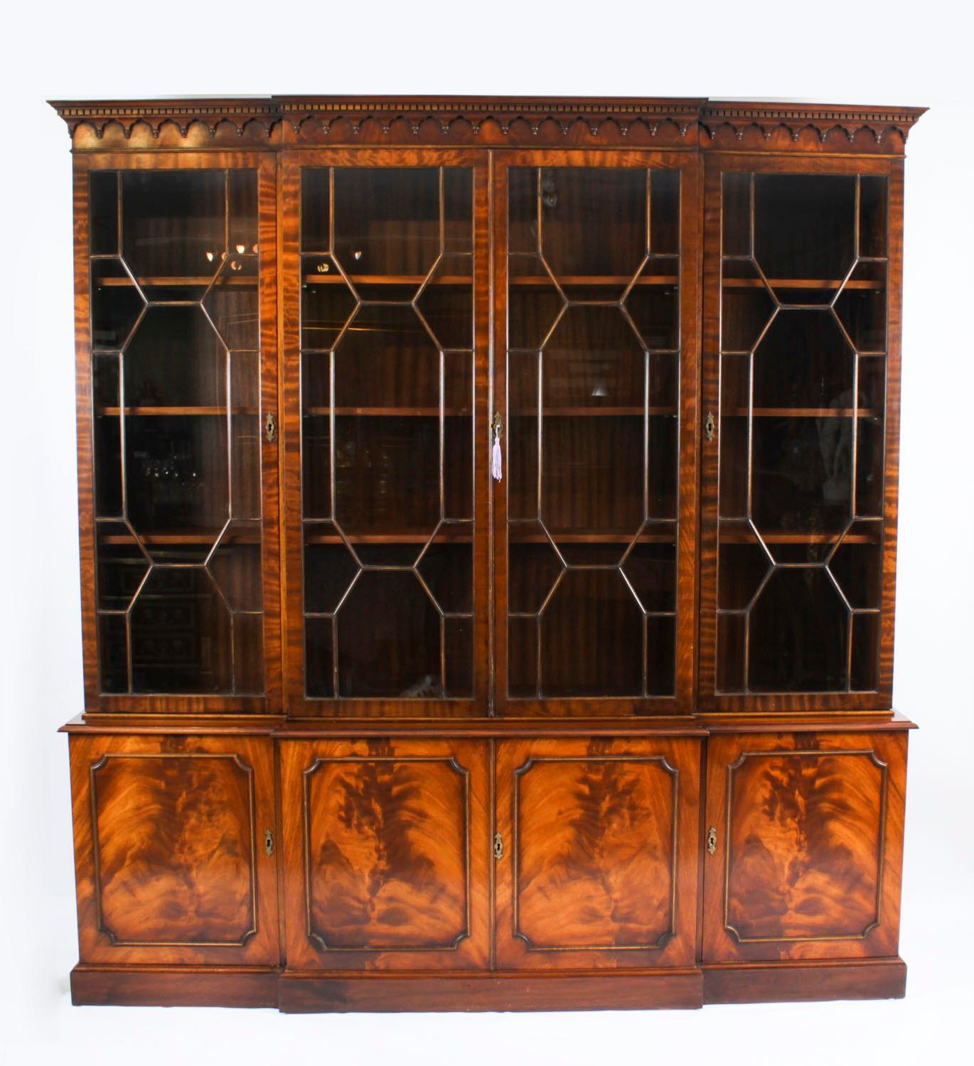 Encantadora librería de caoba flameada de estilo georgiano, de mediados del siglo XX.

La parte superior presenta una cornisa moldurada con un friso dental y porticado. Las cuatro puertas acristaladas de astrágalo se abren para revelar tres estantes