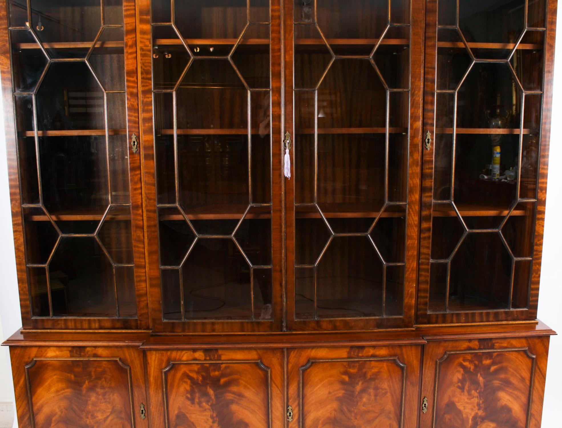 Librería de cuatro puertas de caoba flameada vintage Siglo XX Georgiano en venta