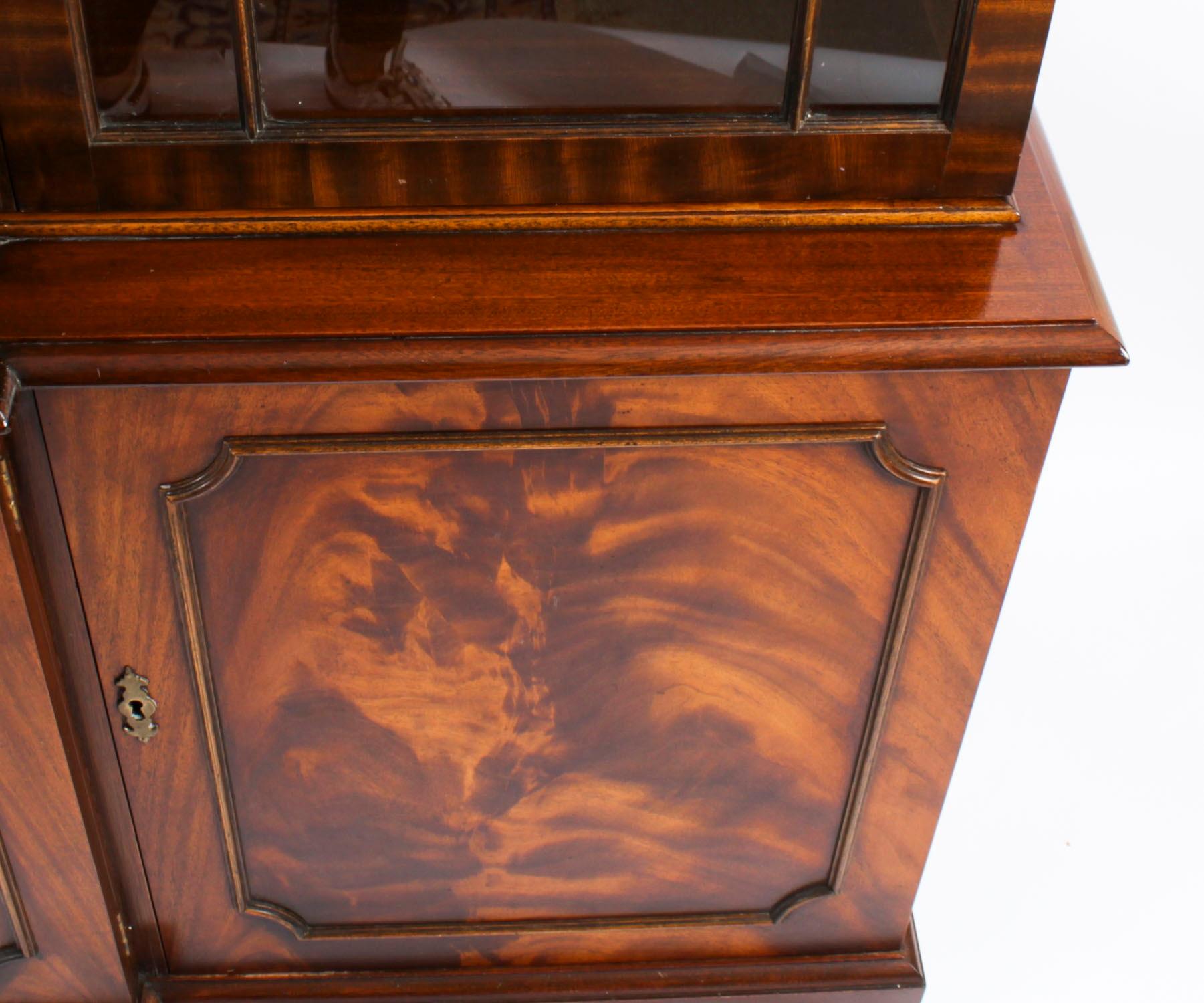 Librería de cuatro puertas de caoba flameada vintage Siglo XX Inglés en venta