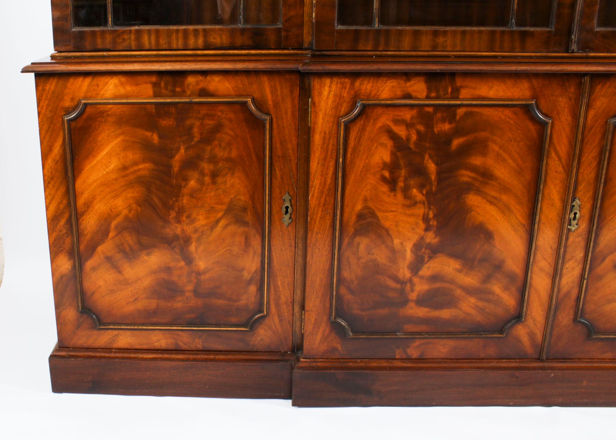 Librería de cuatro puertas de caoba flameada vintage Siglo XX en venta 1