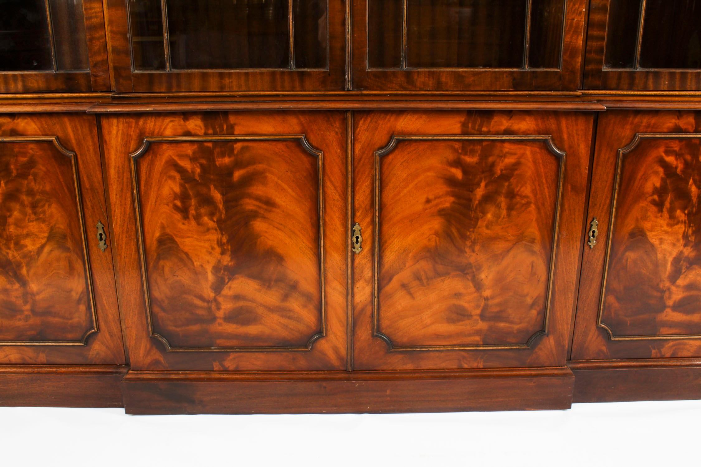 Librería de cuatro puertas de caoba flameada vintage Siglo XX en venta 2