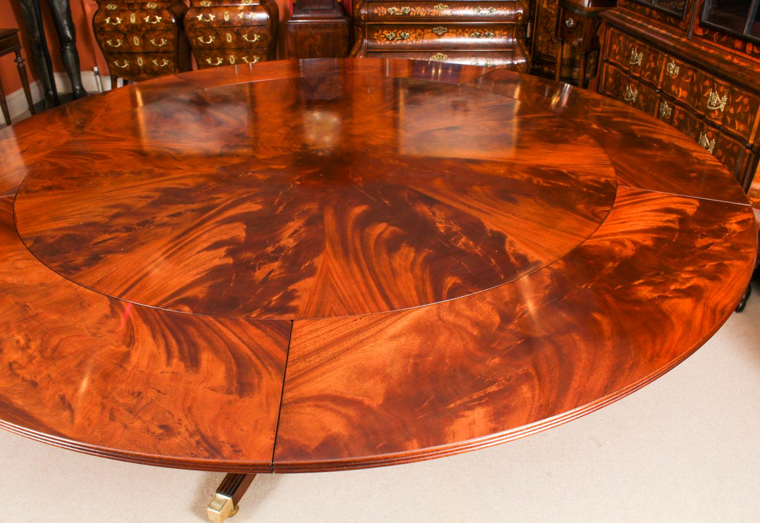 Vintage Flame Mahogany Jupe Dining Table and 10 Chairs, Mid-20th Century In Good Condition In London, GB