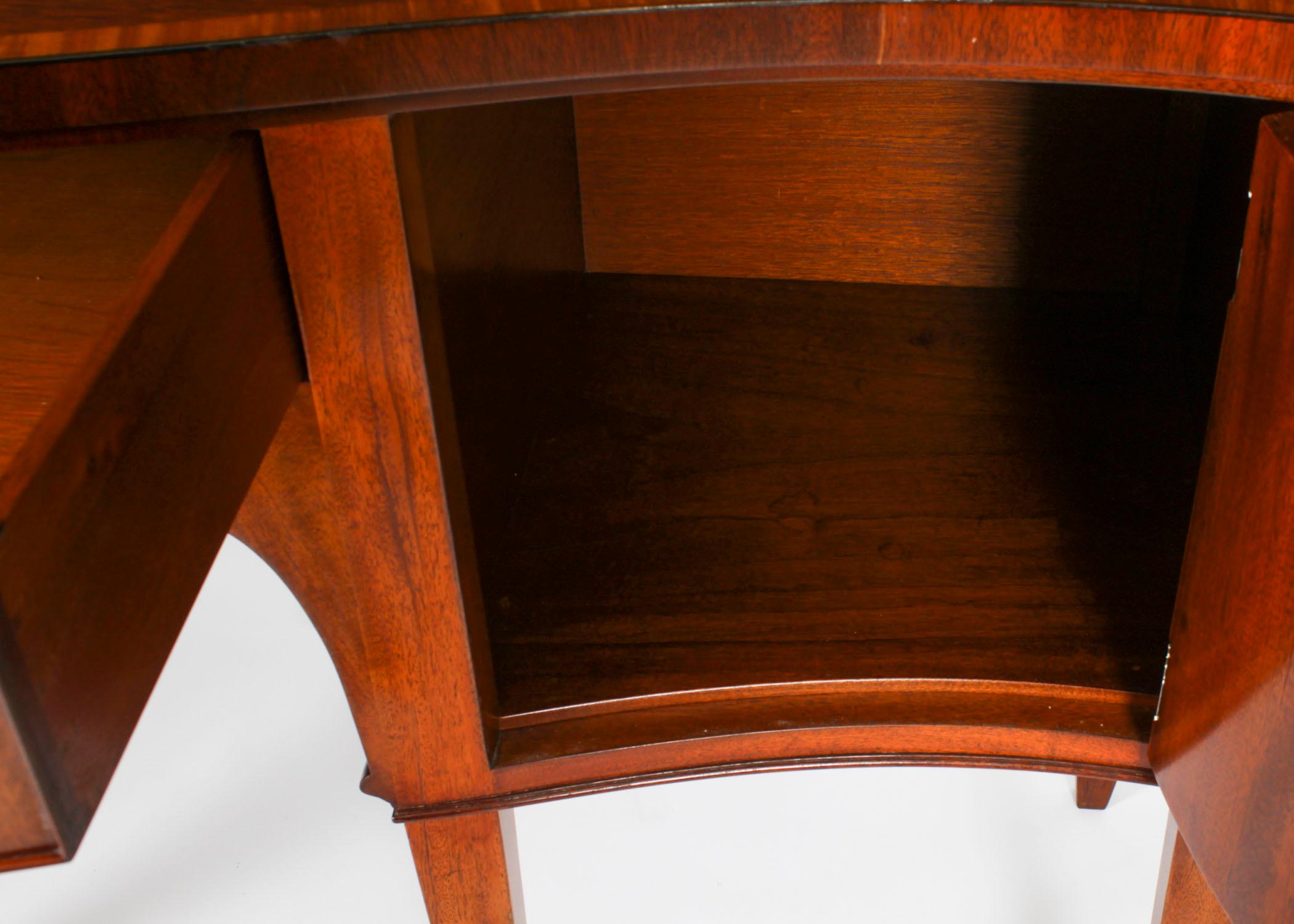 Credenza Sheraton d'epoca in mogano fiammato di William Tillman XX secolo in vendita 4