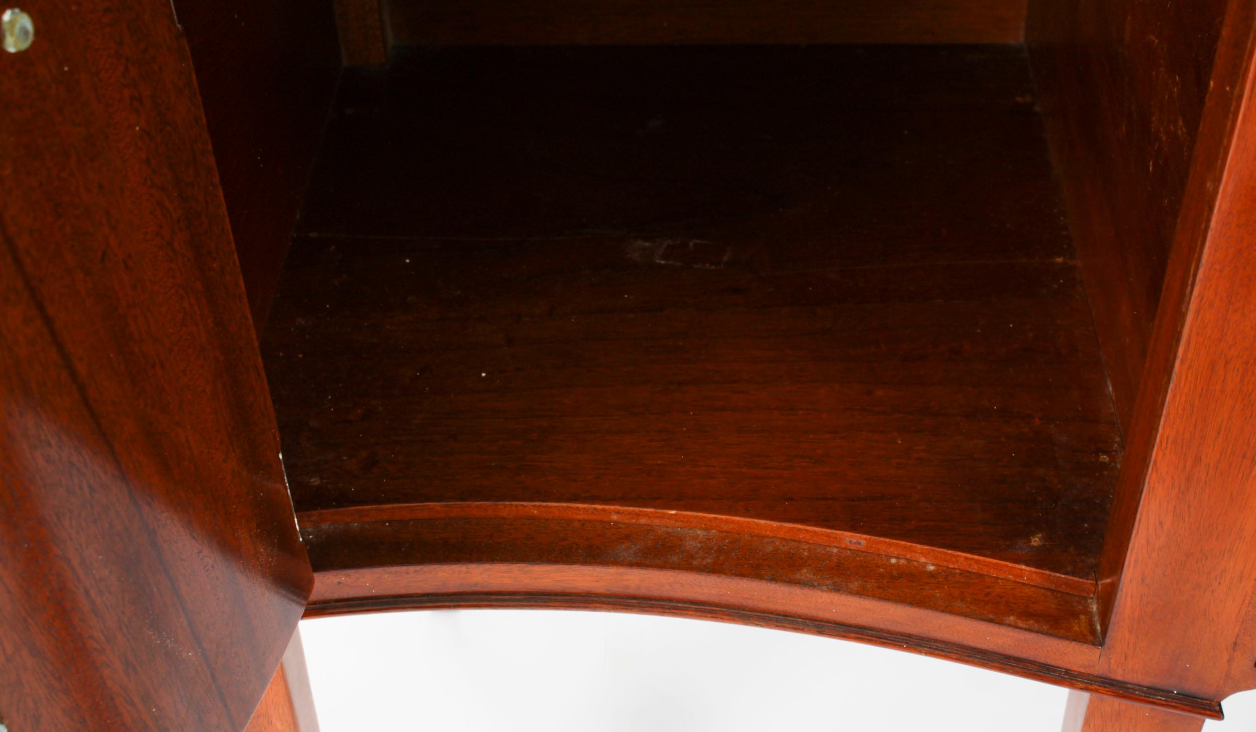 Credenza Sheraton d'epoca in mogano fiammato di William Tillman XX secolo in vendita 5