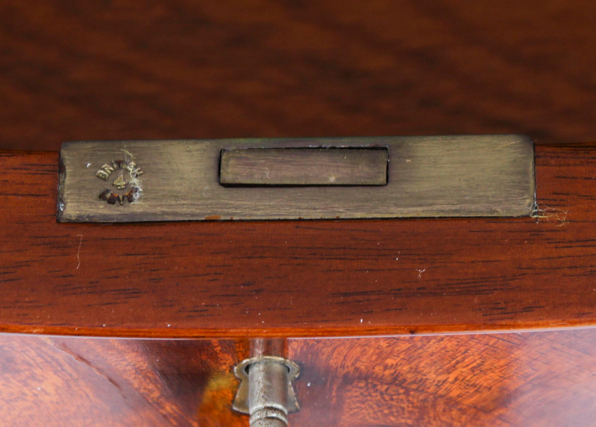 Credenza Sheraton d'epoca in mogano fiammato di William Tillman XX secolo in vendita 6