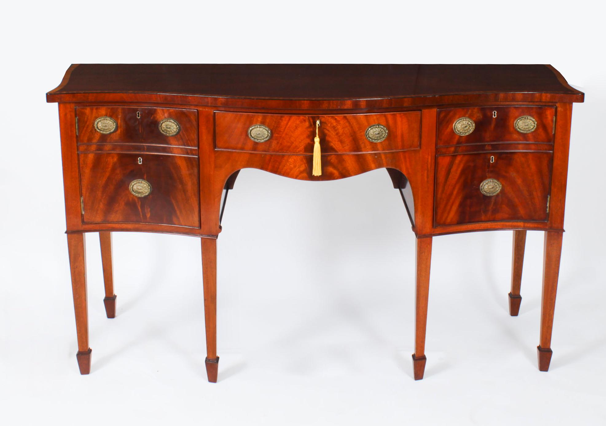 Si tratta di una favolosa credenza d'epoca Sheraton Revival a serpentina del maestro ebanista William Tillman, datata circa 1980.

È realizzato in splendido mogano a fiamma incrociata con legno di raso, è dotato di cassetti e armadietti e poggia su