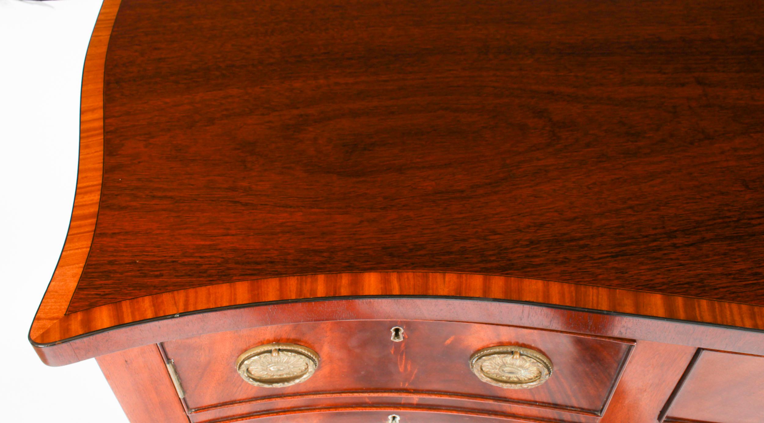 Inglese Credenza Sheraton d'epoca in mogano fiammato di William Tillman XX secolo in vendita