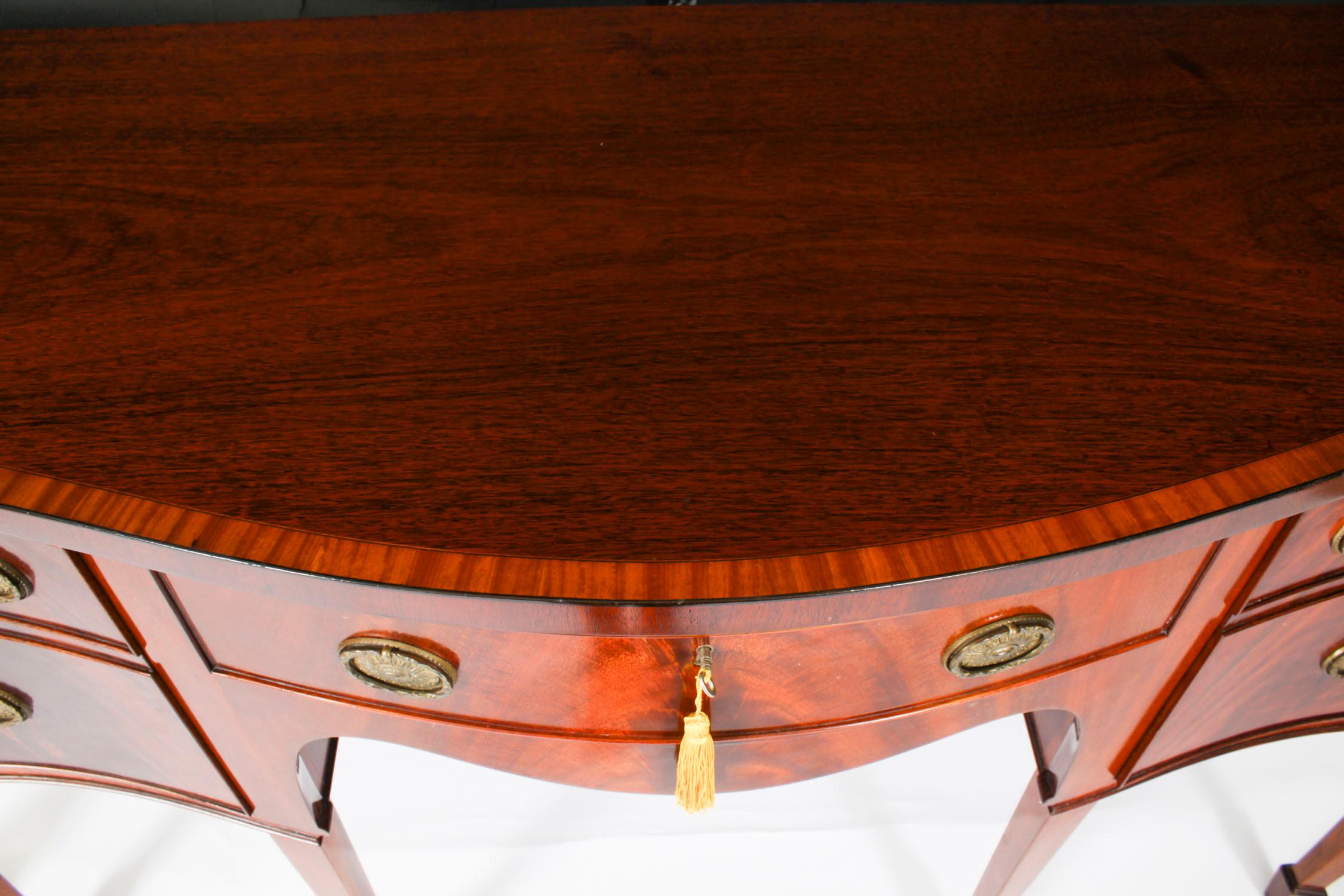 Impiallacciato Credenza Sheraton d'epoca in mogano fiammato di William Tillman XX secolo in vendita