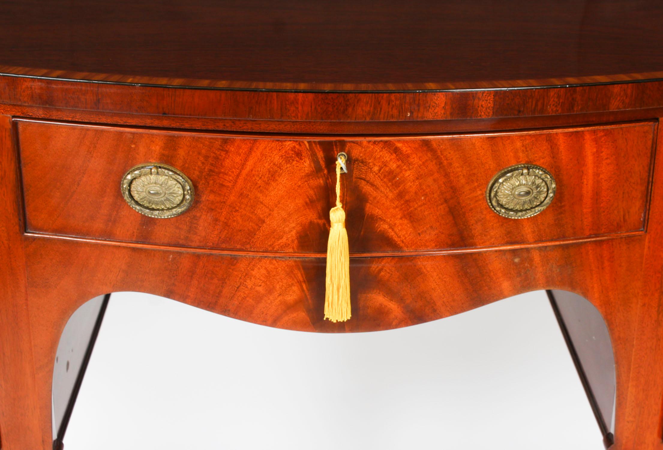 Credenza Sheraton d'epoca in mogano fiammato di William Tillman XX secolo In condizioni buone in vendita a London, GB