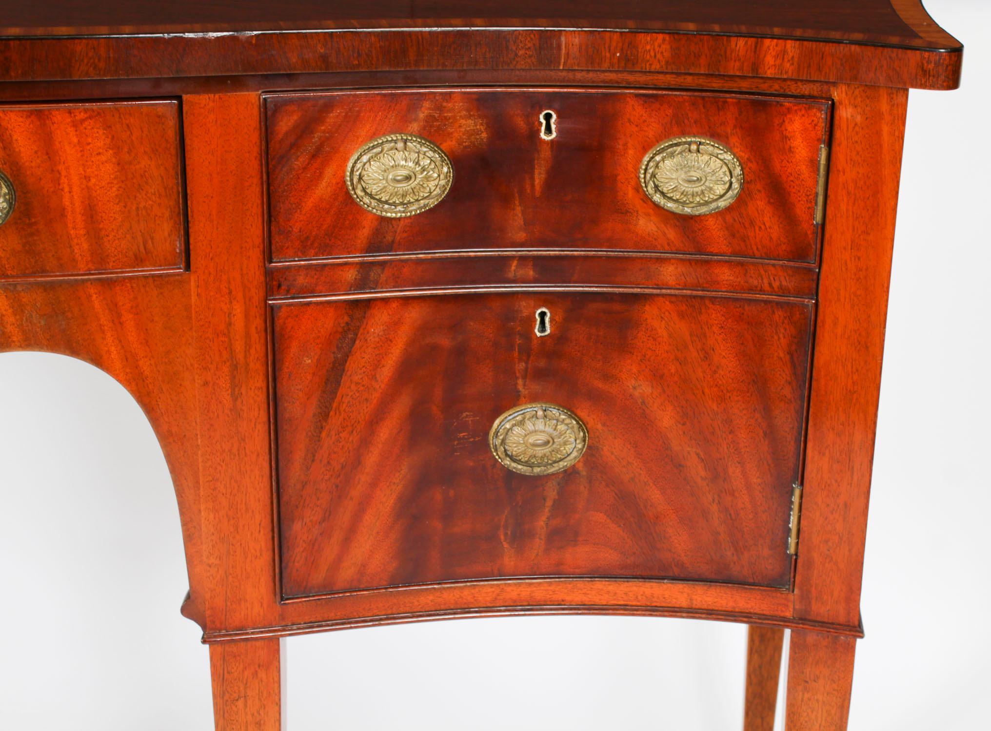 Credenza Sheraton d'epoca in mogano fiammato di William Tillman XX secolo in vendita 1