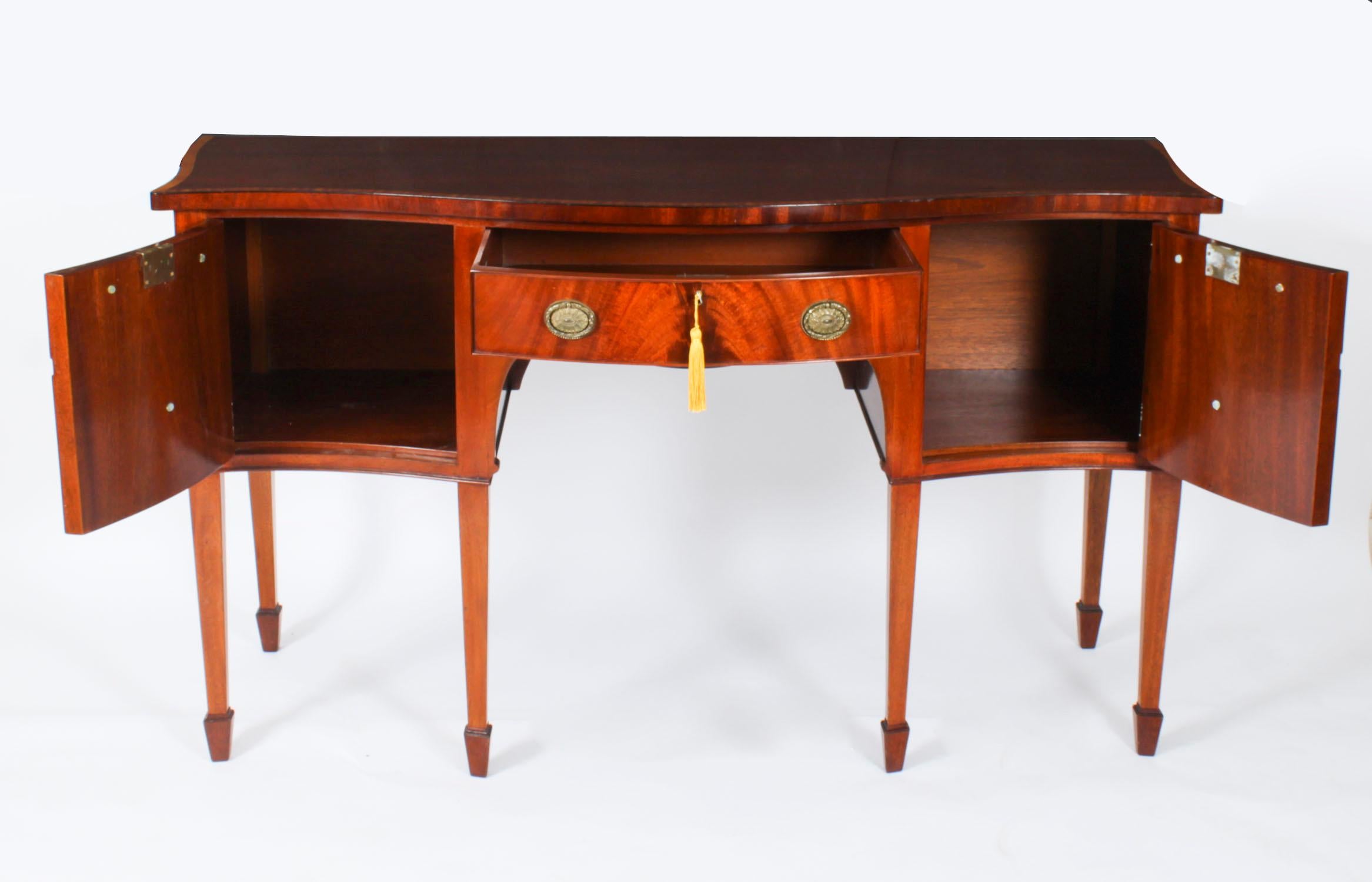 Credenza Sheraton d'epoca in mogano fiammato di William Tillman XX secolo in vendita 2