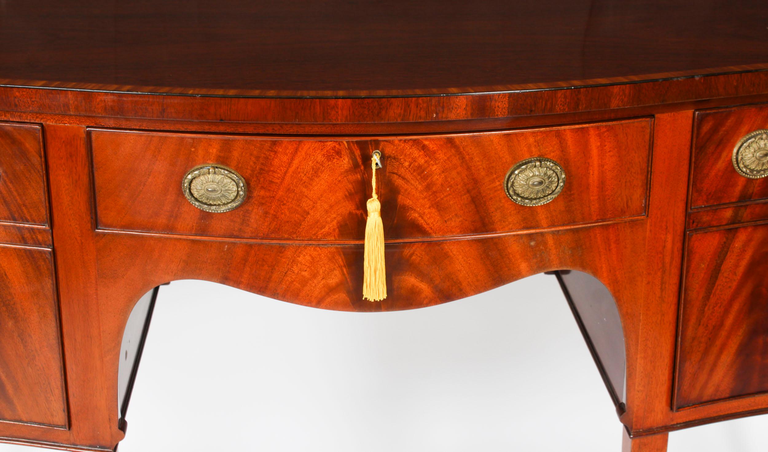 Credenza Sheraton d'epoca in mogano fiammato di William Tillman XX secolo in vendita 3