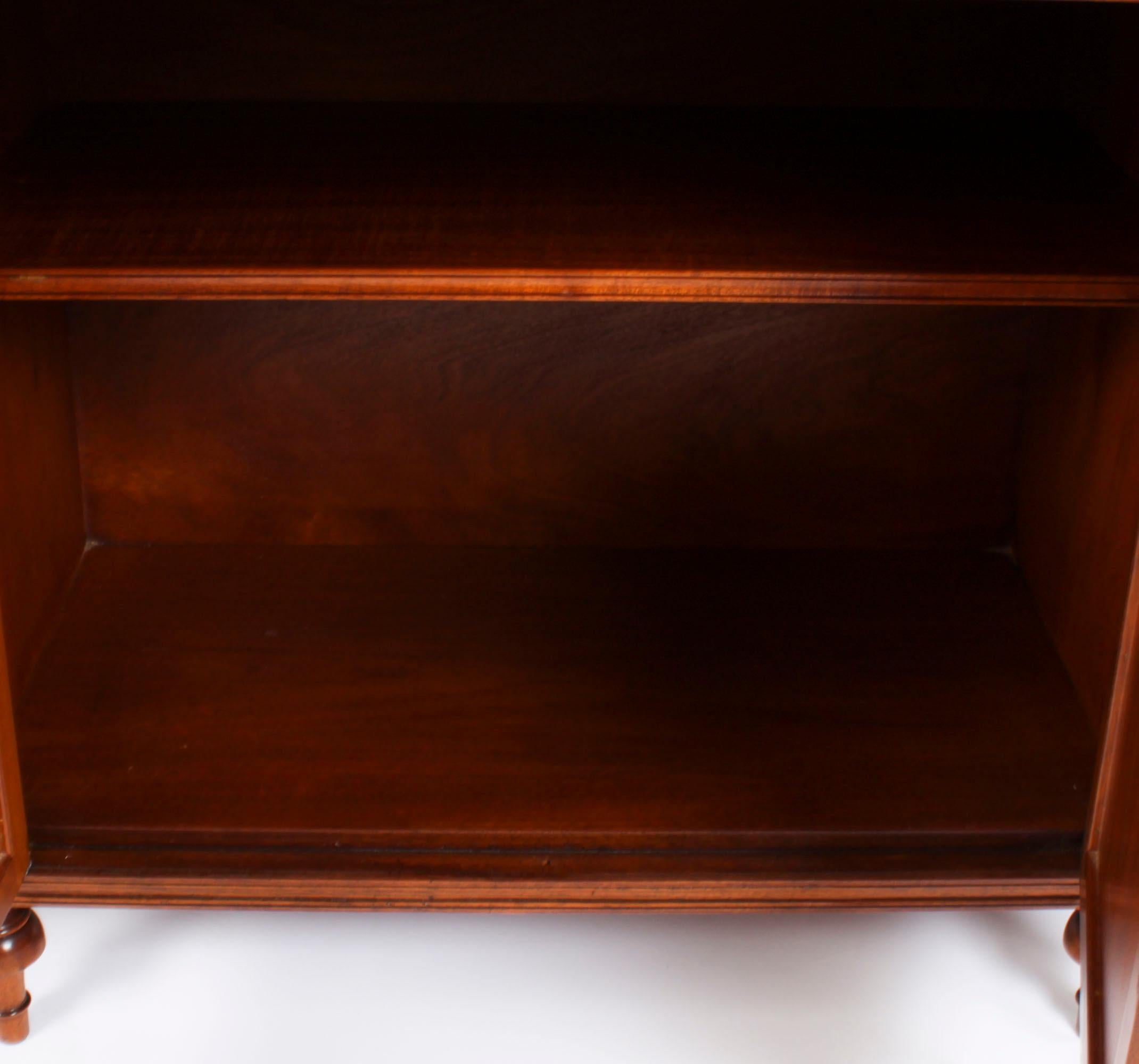Vintage Flame Mahogany Sideboard by William Tillman, 20th Century For Sale 9