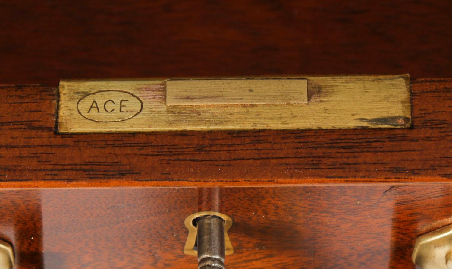 Vintage- Sideboard aus geflammtem Mahagoni von William Tillman, spätes 20. Jahrhundert im Angebot 6