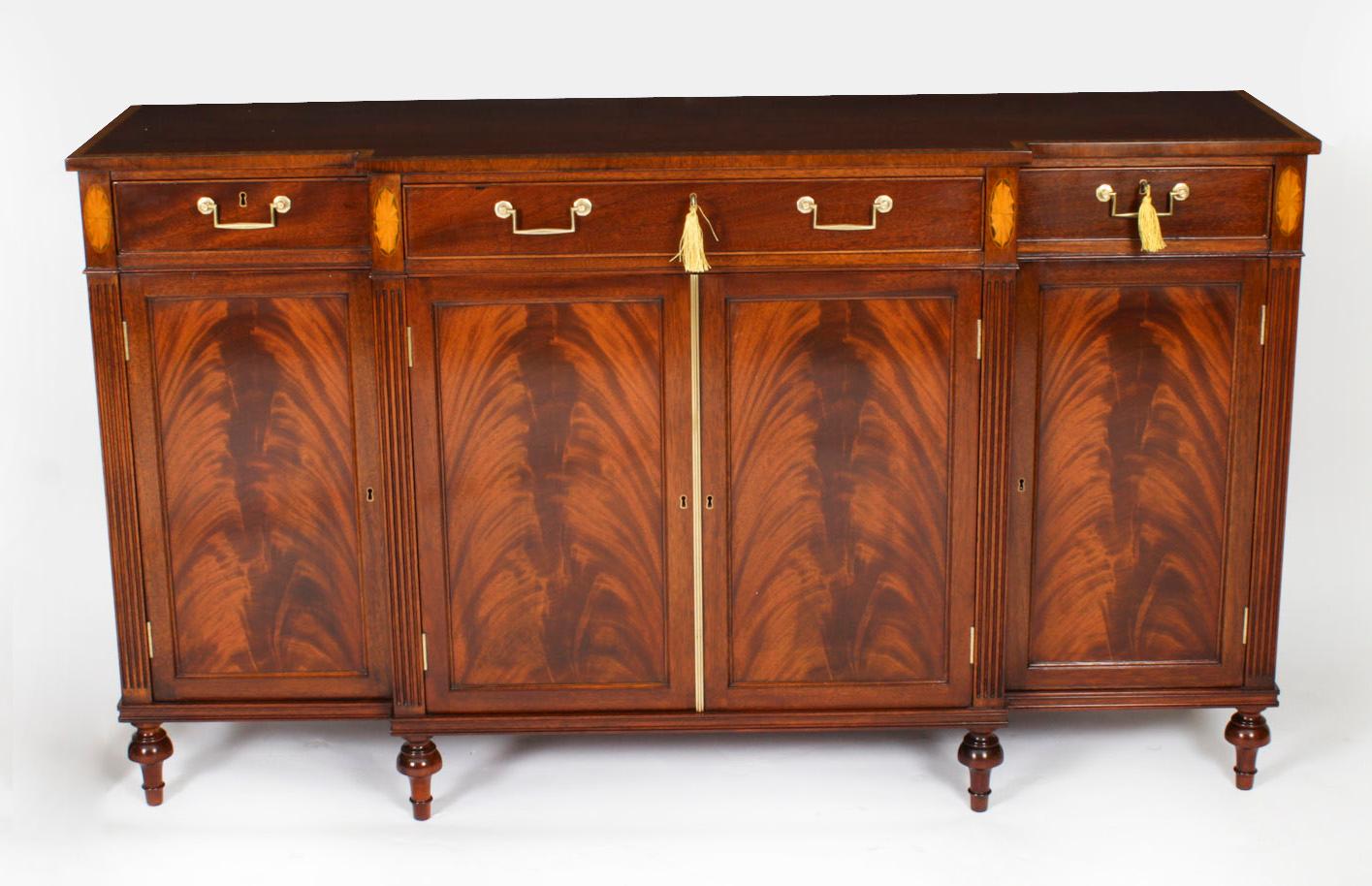 This is a fabulous Vintage Regency Revival breakfront sideboard by the master cabinet maker William Tillman,  Circa 1980 in date.

It is made of stunning  flame mahogany crossbanded in satinwood, fitted with drawers and cupboards and raised on