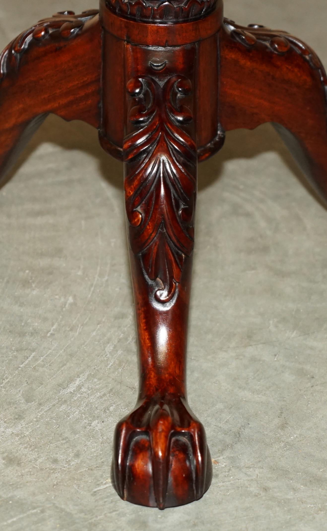 VINTAGE FLAMED HARDWOOD THOMAS CHiPPENDALE CLAW & BALL TRIPOD TABLE ROTATING TOP For Sale 4