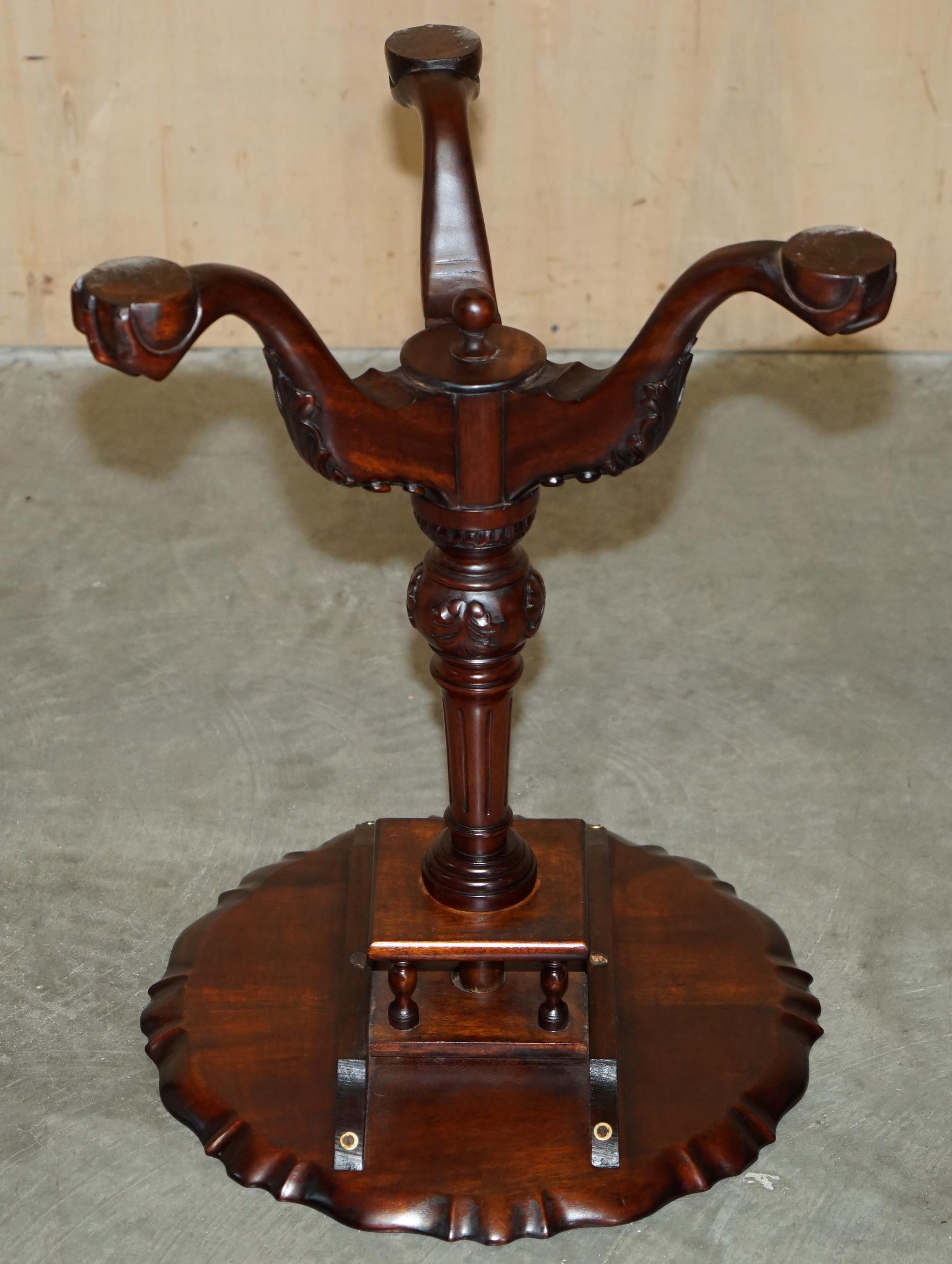 VINTAGE FLAMED HARDWOOD THOMAS CHiPPENDALE CLAW & BALL TRIPOD TABLE ROTATING TOP For Sale 7