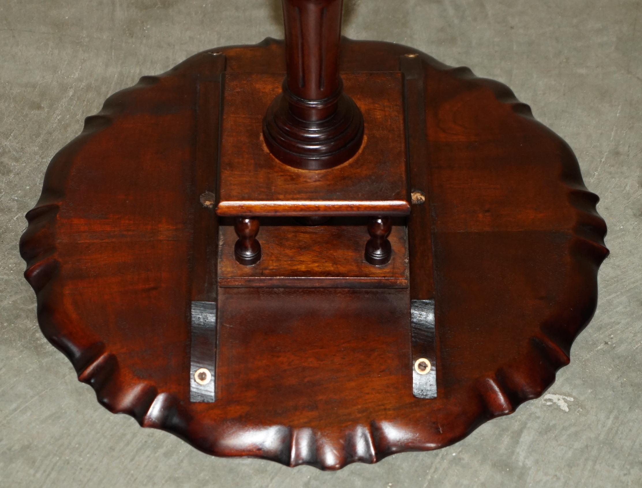 VINTAGE FLAMED HARDWOOD THOMAS CHiPPENDALE CLAW & BALL TRIPOD TABLE ROTATING TOP For Sale 8
