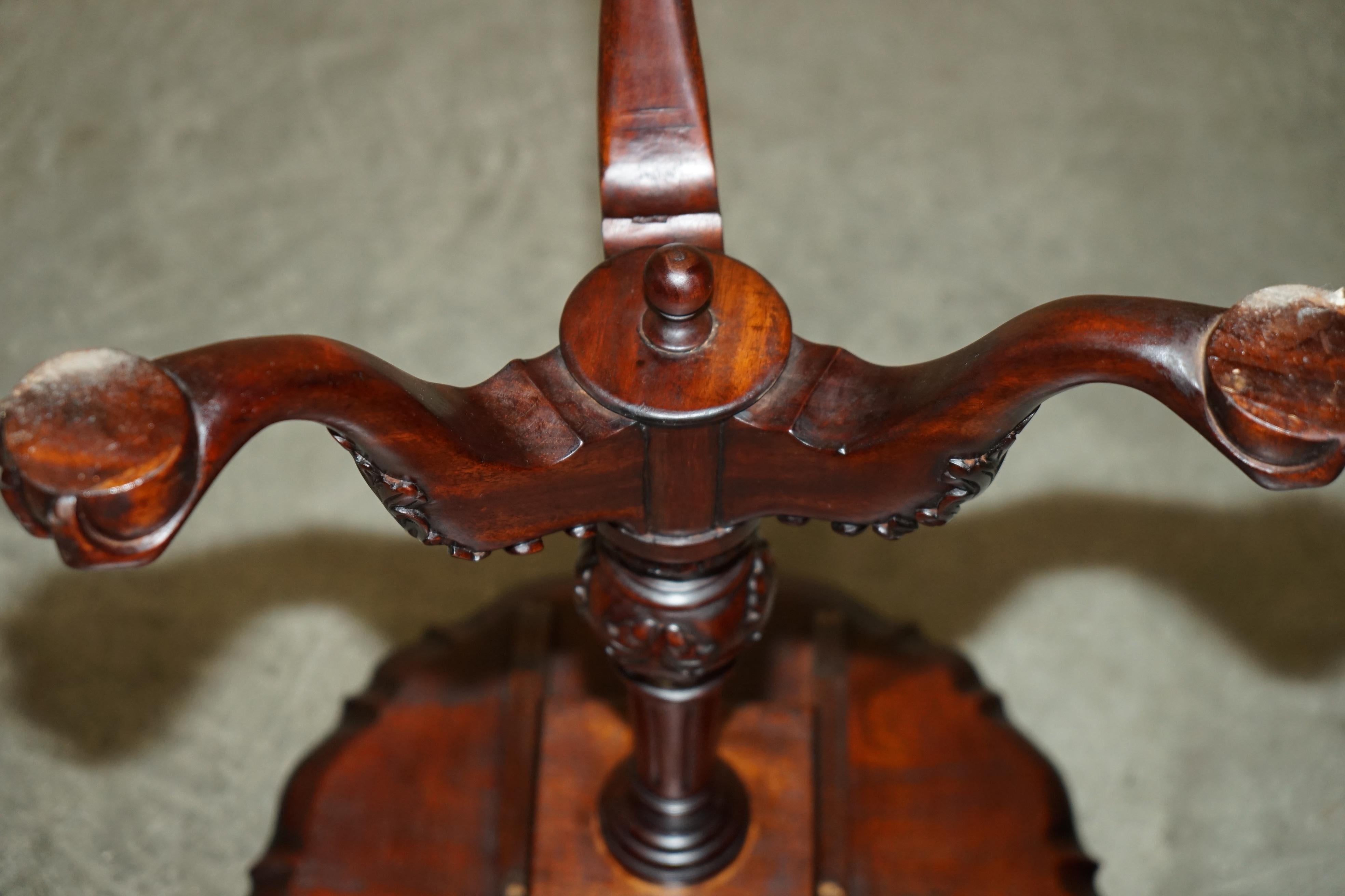 VINTAGE FLAMED HARDWOOD THOMAS CHiPPENDALE CLAW & BALL TRIPOD TABLE ROTATING TOP For Sale 9