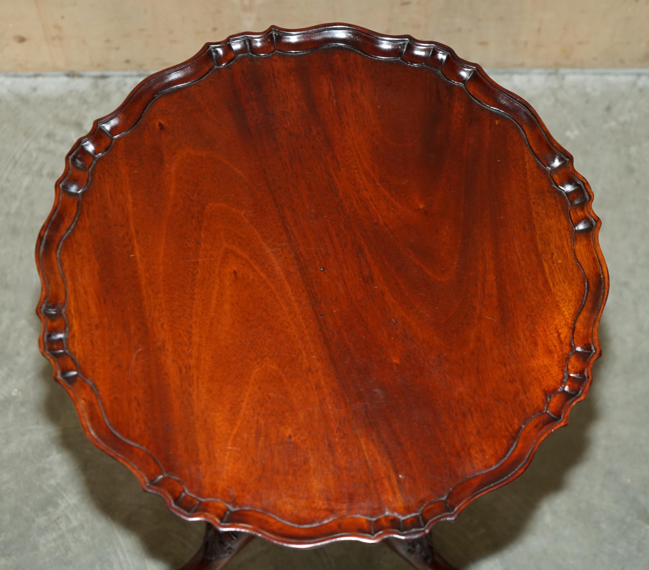 VINTAGE FLAMED HARDWOOD THOMAS CHiPPENDALE CLAW & BALL TRIPOD TABLE ROTATING TOP (Art déco) im Angebot