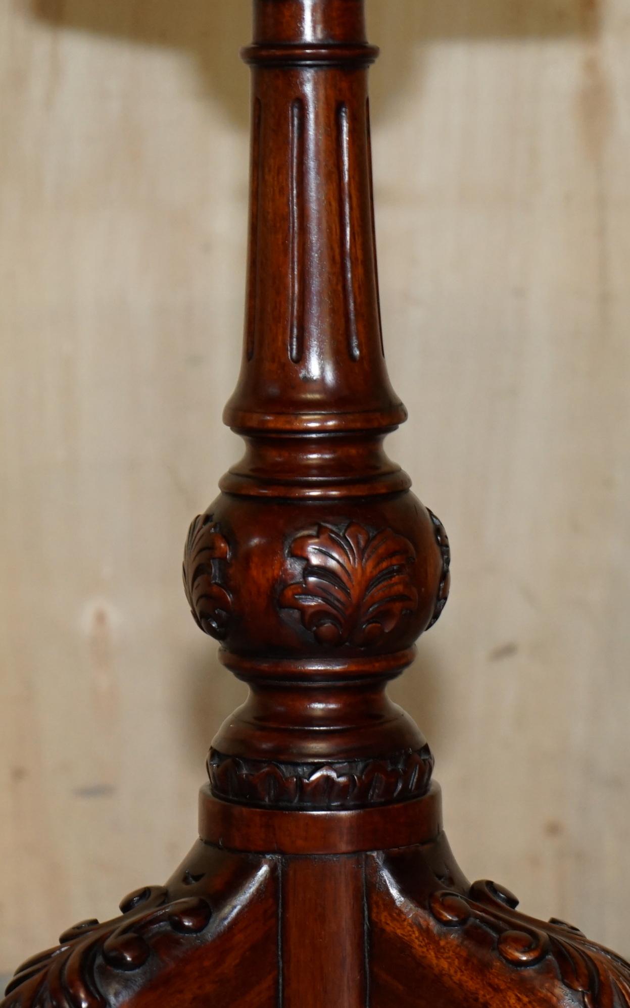 VINTAGE FLAMED HARDWOOD THOMAS CHiPPENDALE CLAW & BALL TRIPOD TABLE ROTATING TOP For Sale 1