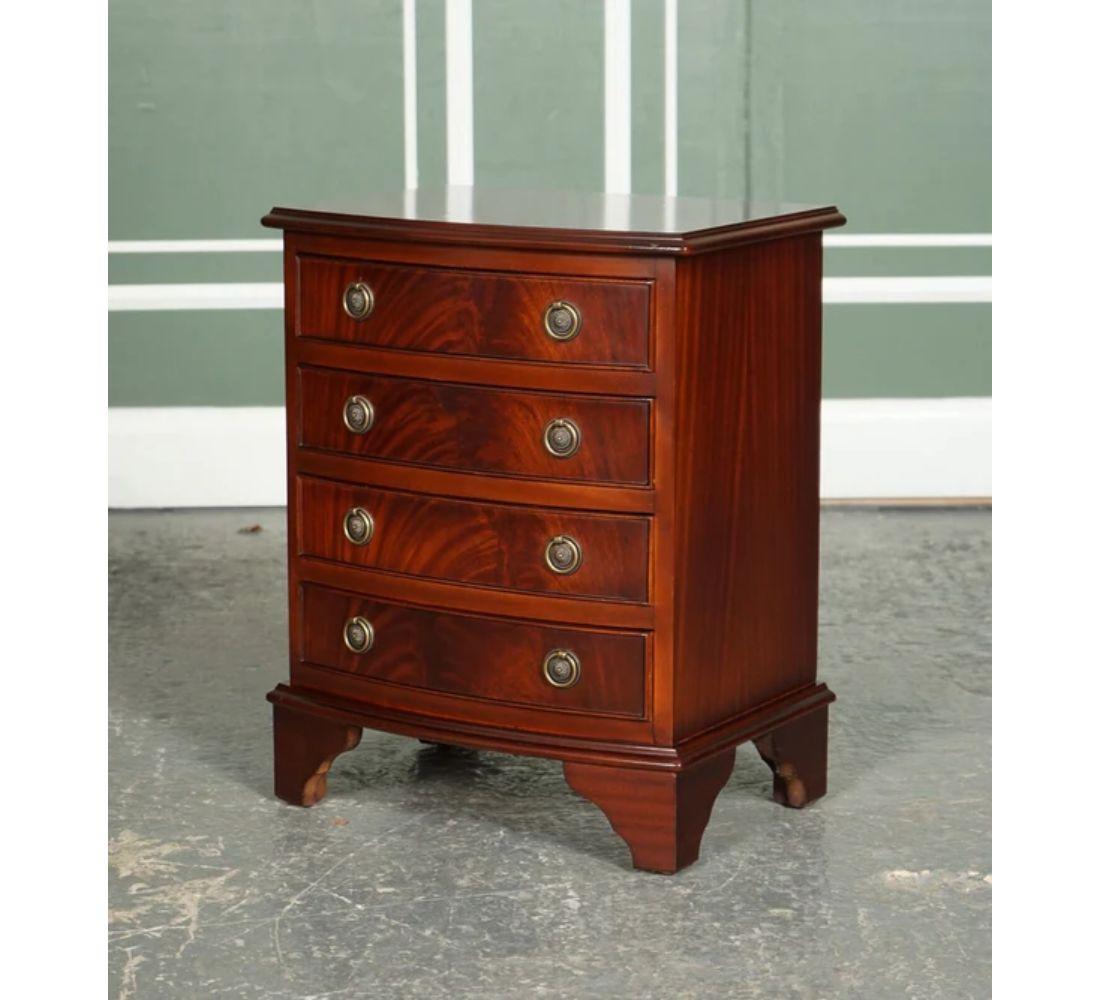 Vintage Flamed Mahogany Georgian Style Chest of Drawers End Lamp Table In Good Condition For Sale In Pulborough, GB