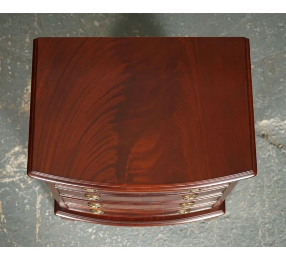 20th Century Vintage Flamed Mahogany Georgian Style Chest of Drawers End Lamp Table For Sale