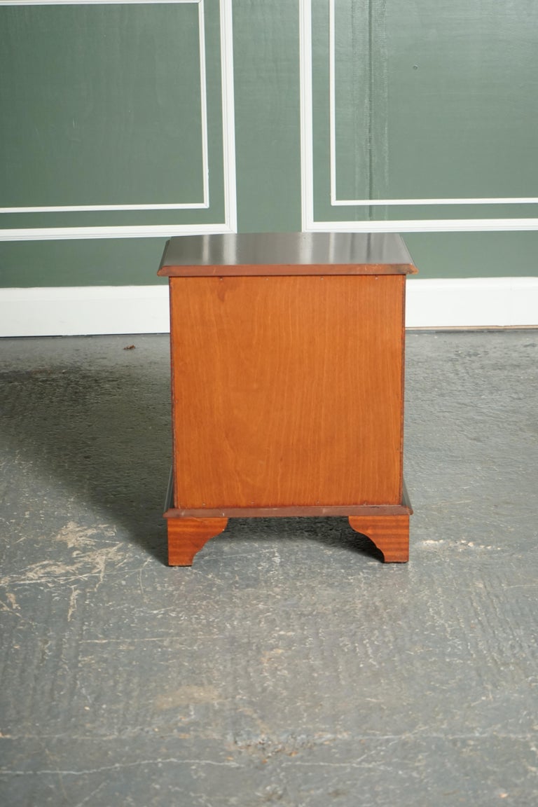 Vintage Flamed Mahogany Style Chest of Drawers End Lamp Table