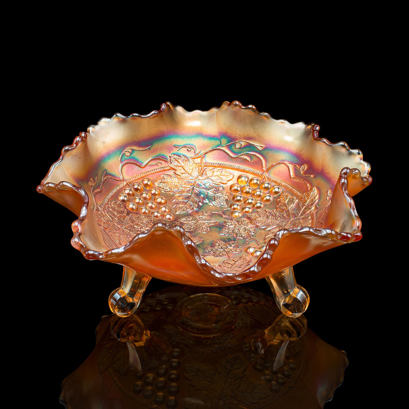 
Si tratta di un piatto potpourri svasato d'epoca. Una bonbon bowl inglese in vetro lustro carnevalesco, risalente alla metà del secolo scorso, circa 1950.

Una lucentezza sorprendente danza sulla forma di questa stravagante ciotola.
Mostra una