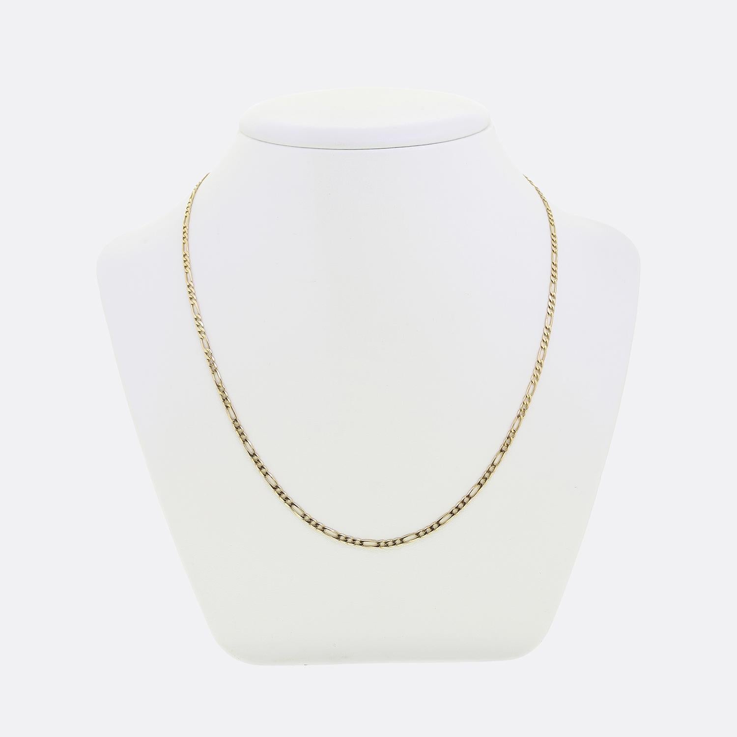 Ecco una catena Figaro piatta vintage in oro giallo 9ct con il classico stile di tre maglie piccole seguite da una maglia allungata. Questo pezzo vintage termina con una sicura chiusura ad anello sul retro; un pezzo perfetto da indossare tutti i