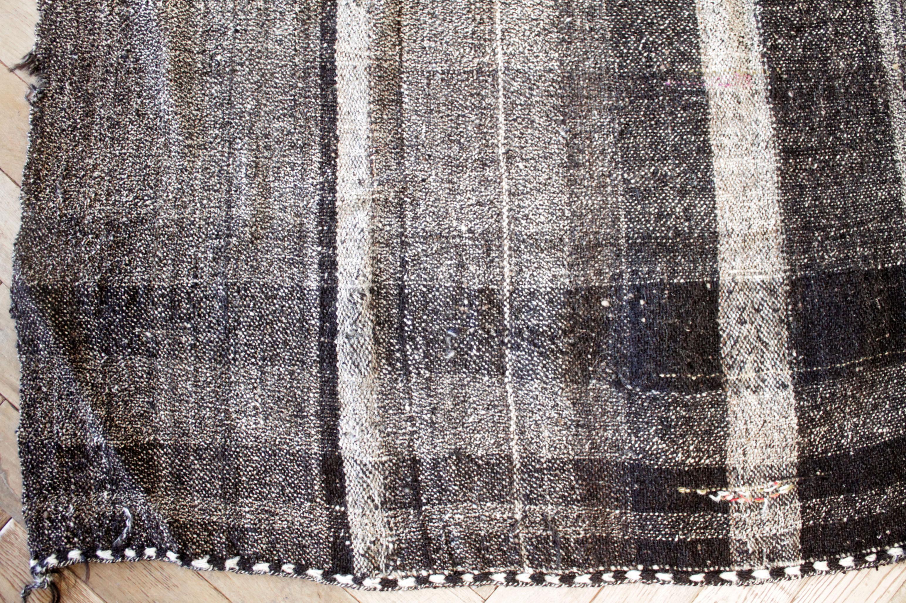 Anna-Teppich
Türkischer Vintage-Teppich in Braun mit weißer Webart und cremeweißen Streifen, mit dunkelbraunen Streifen. Flachgewebe, Wolle und Ziegenhaar machen sie extrem haltbar und eignen sich hervorragend für stark frequentierte Bereiche.