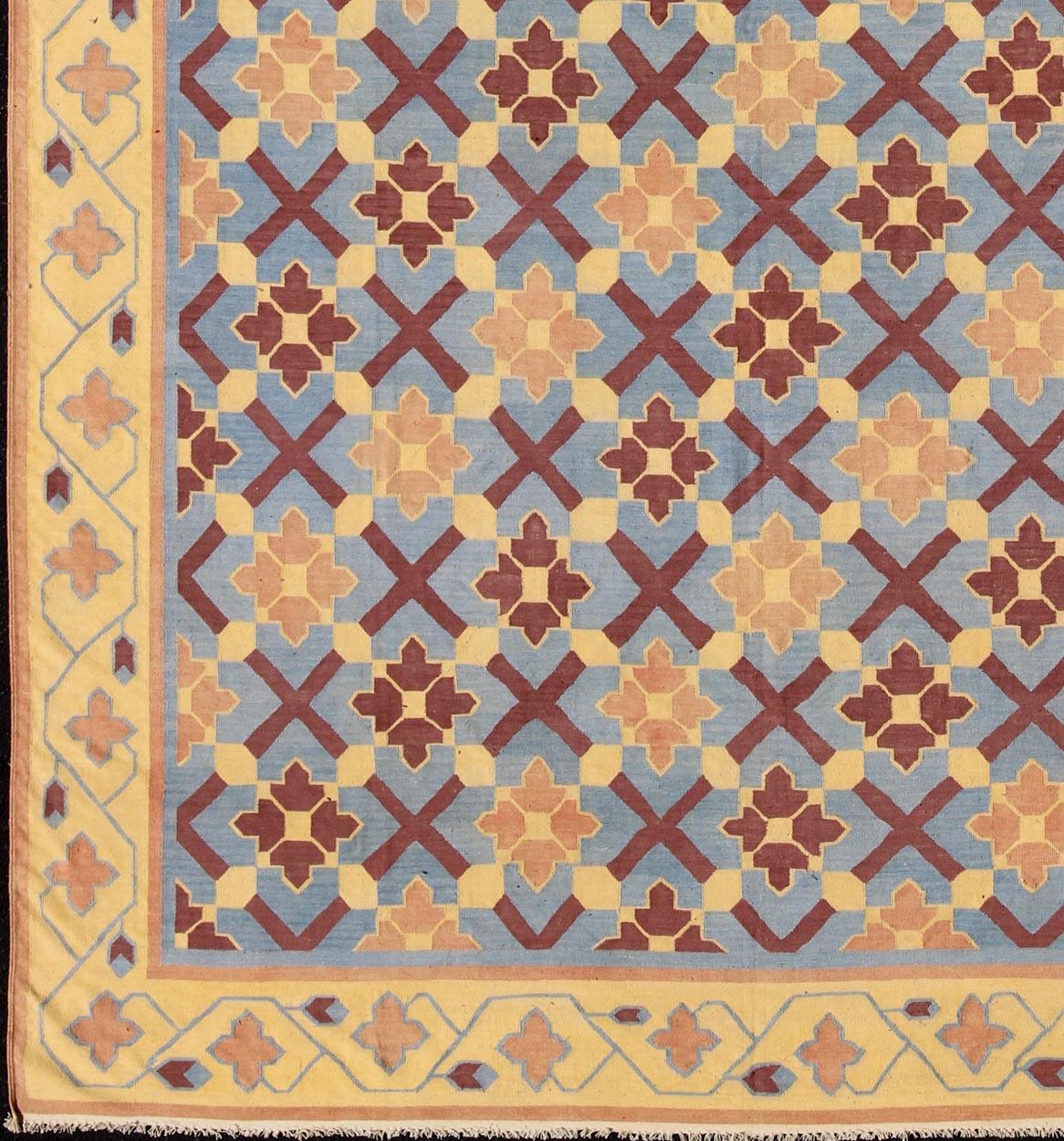 Sternmuster flach gewebt Große Baumwolle Dhurrie aus Indien Vintage Teppich, Teppich 19-0603, Herkunftsland / Typ: Indien / Dhurrie, um 1960

Dieser indische Dhurrie-Teppich im Vintage-Stil besteht aus einem Allover-Muster aus miteinander