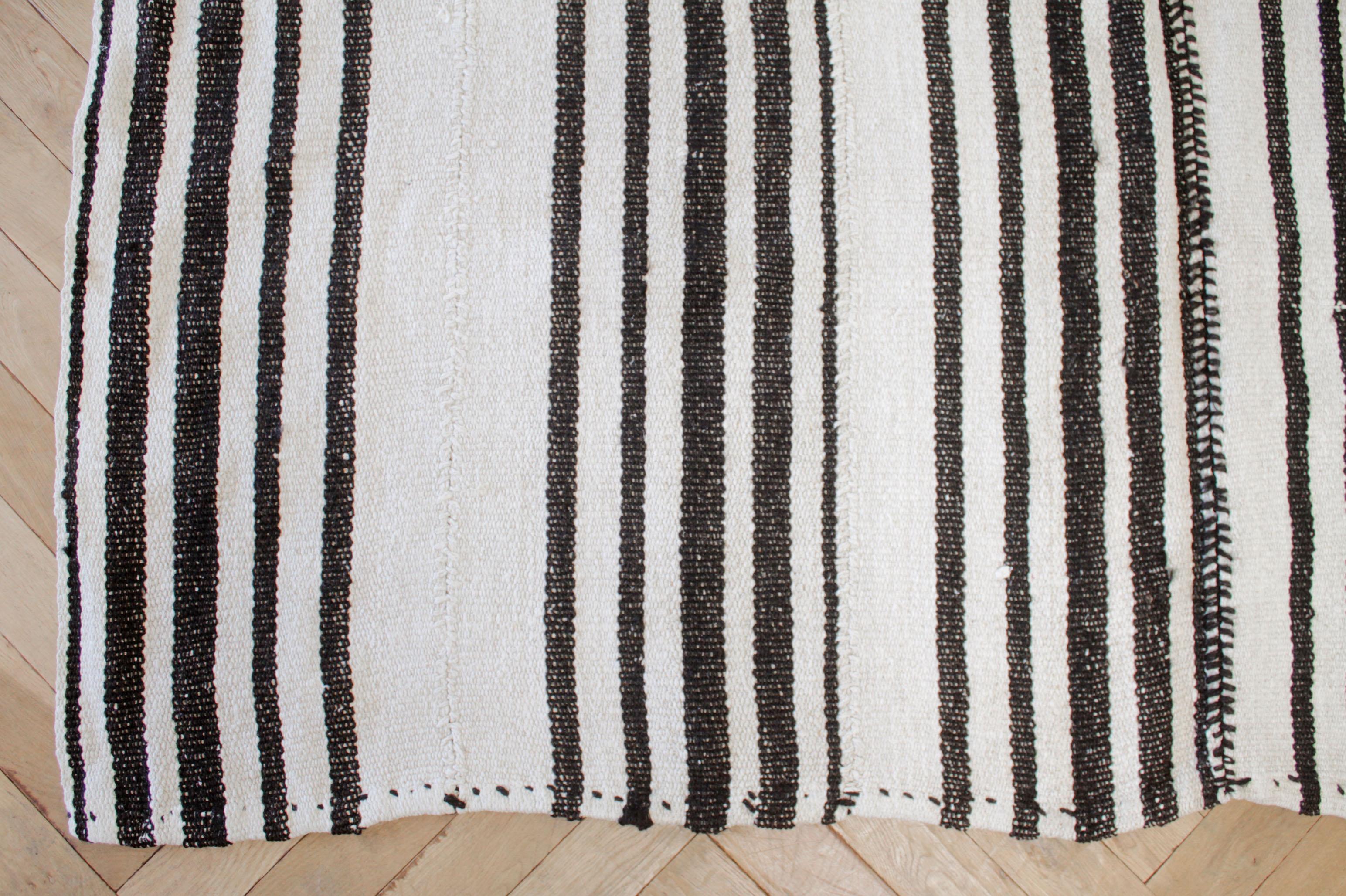 Jeremy rug
Vintage flat-weave hemp stripe Turkish rug white with dark brown stripes.
Flat-weave, hemp, make these extremely durable with great use for high traffic areas. This item has been cleaned, and is ready for use.
Rug size: 75