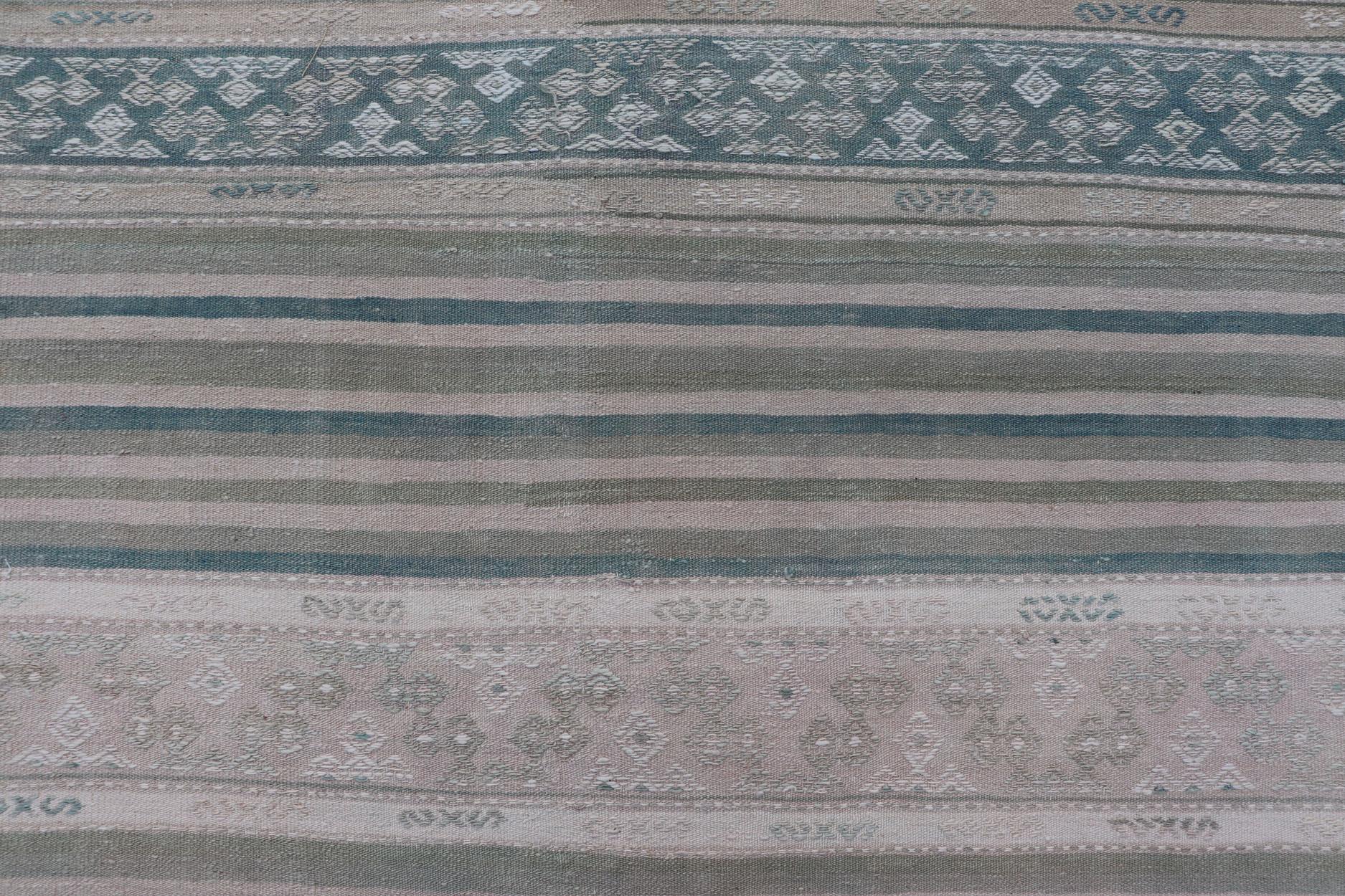 Laine Tapis Kilim vintage à tissage plat avec broderies en rose, vert, bleu et gris en vente